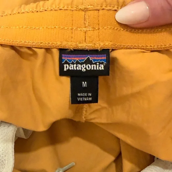 NWOT Patagonia Women's Funhoggers 4” Shorts | Medium (US 4-6) - Picture 5 of 11